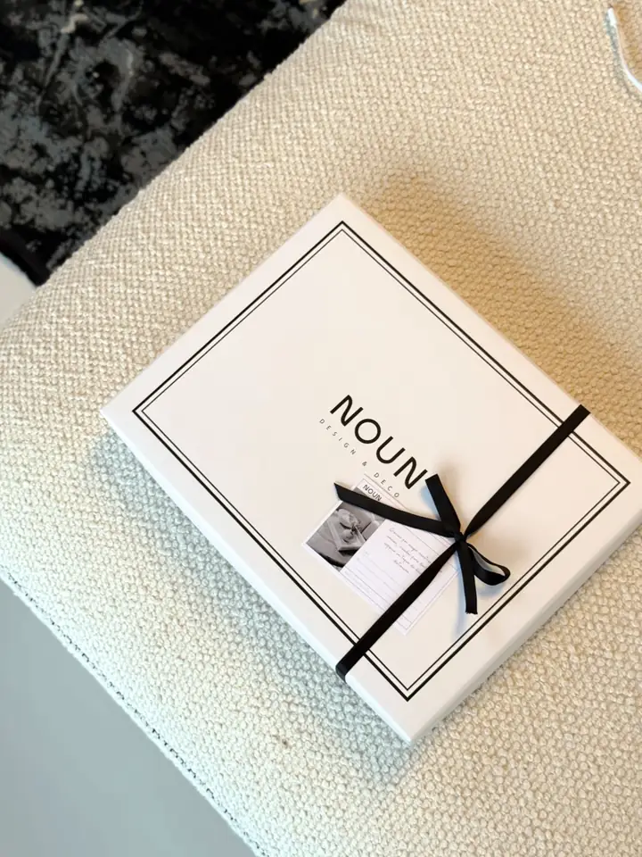 Caja de regalo de Noun Design & Deco con lazo negro