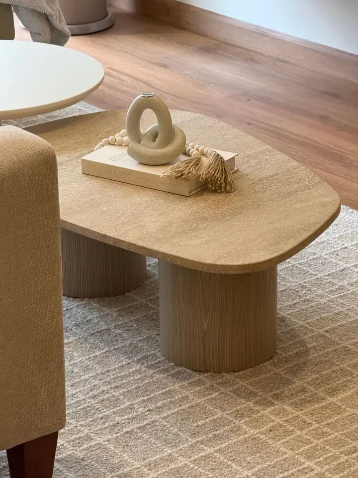 Mesa Sophie — mesa de centro de travertino natural y enchape en madera