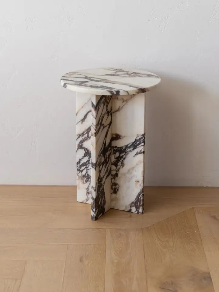 Mesa Vale — mesa auxiliar de calacatta viola · emperador marrón · rosso levanto